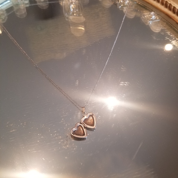 Embedded Flower Heart Locket - Picture 2 of 4